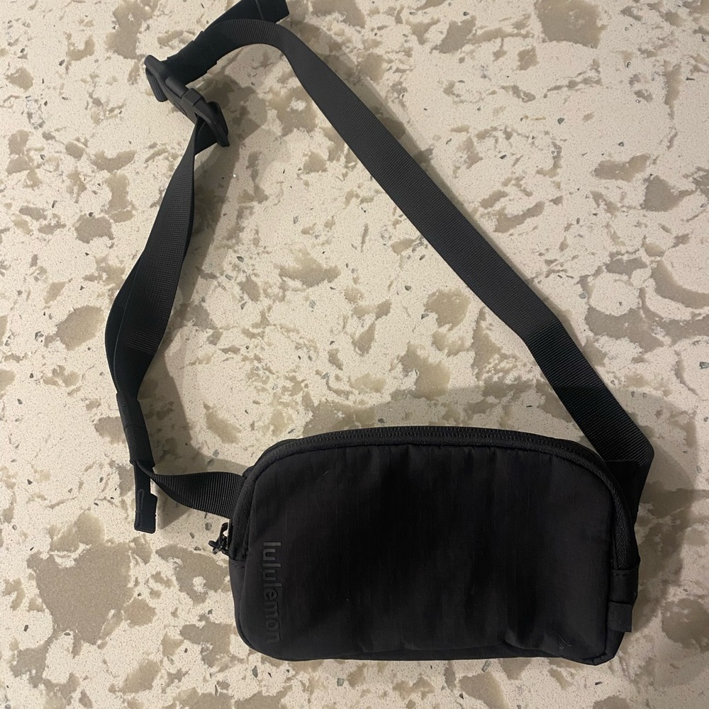 lululemon belt bag - black